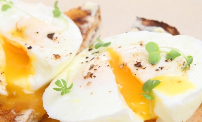 Come si fa l'uovo in camicia: la ricetta e i passaggi